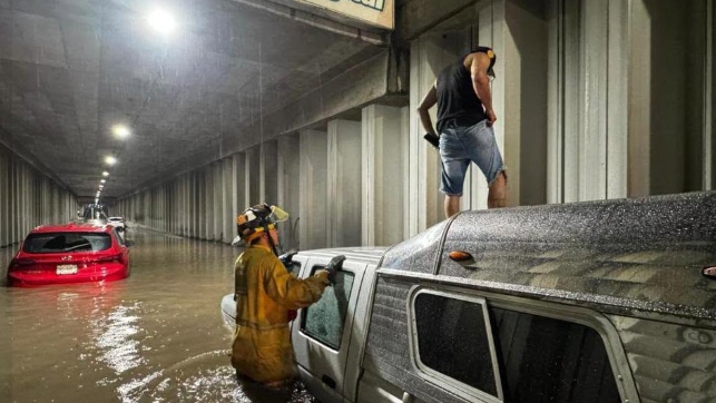 Al menos 100 personas fueron rescatadas tras inundación de la autopista Valle - Coche en Caracas