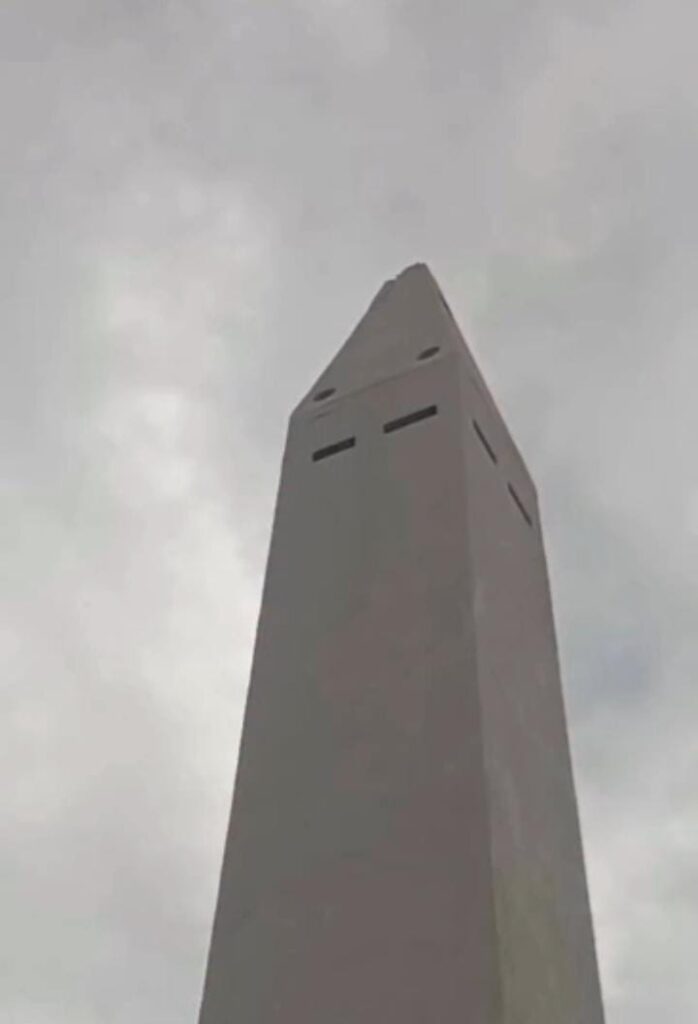 Fuertes vientos derribaron punta del obelisco de la Plaza de la República‎