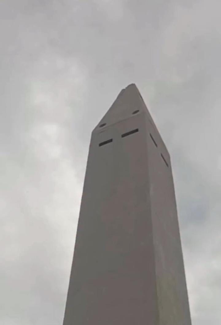 Fuertes vientos derribaron punta del obelisco de la Plaza de la República‎