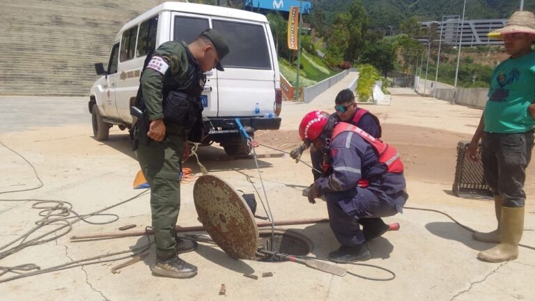 Hallan sin vida a mujer arrastrada por corriente hacia una alcantarilla en Caracas