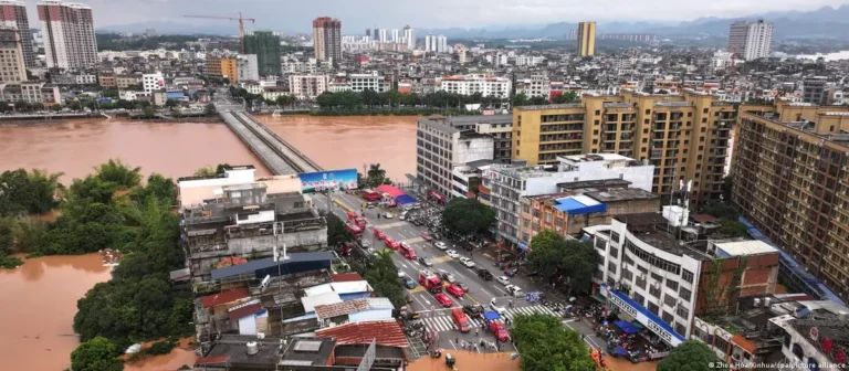 Tifón Narra deja 16.000 evacuados en región del sur de China