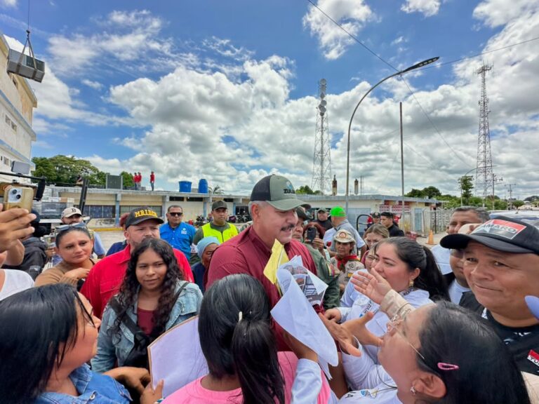 Gobernador Luis Caldera entrega 75 toneladas de aire acondicionado para áreas esenciales del Hospital de Rosario de Perijá
