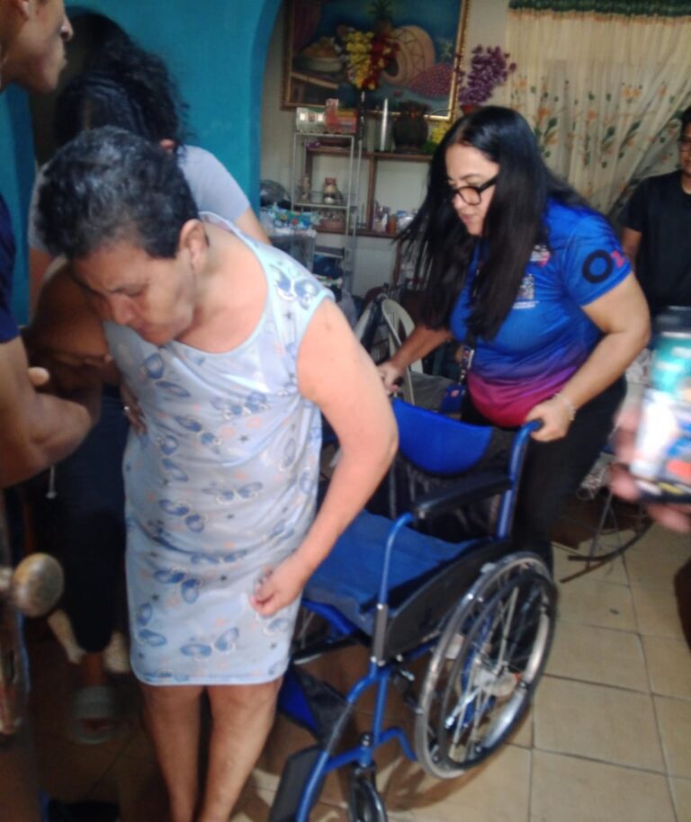 ¡Respuesta inmediata! Dos adultos mayores que sufrieron ACV fueron atendidos por la Alcaldía de Maracaibo con la entrega de sillas de ruedas