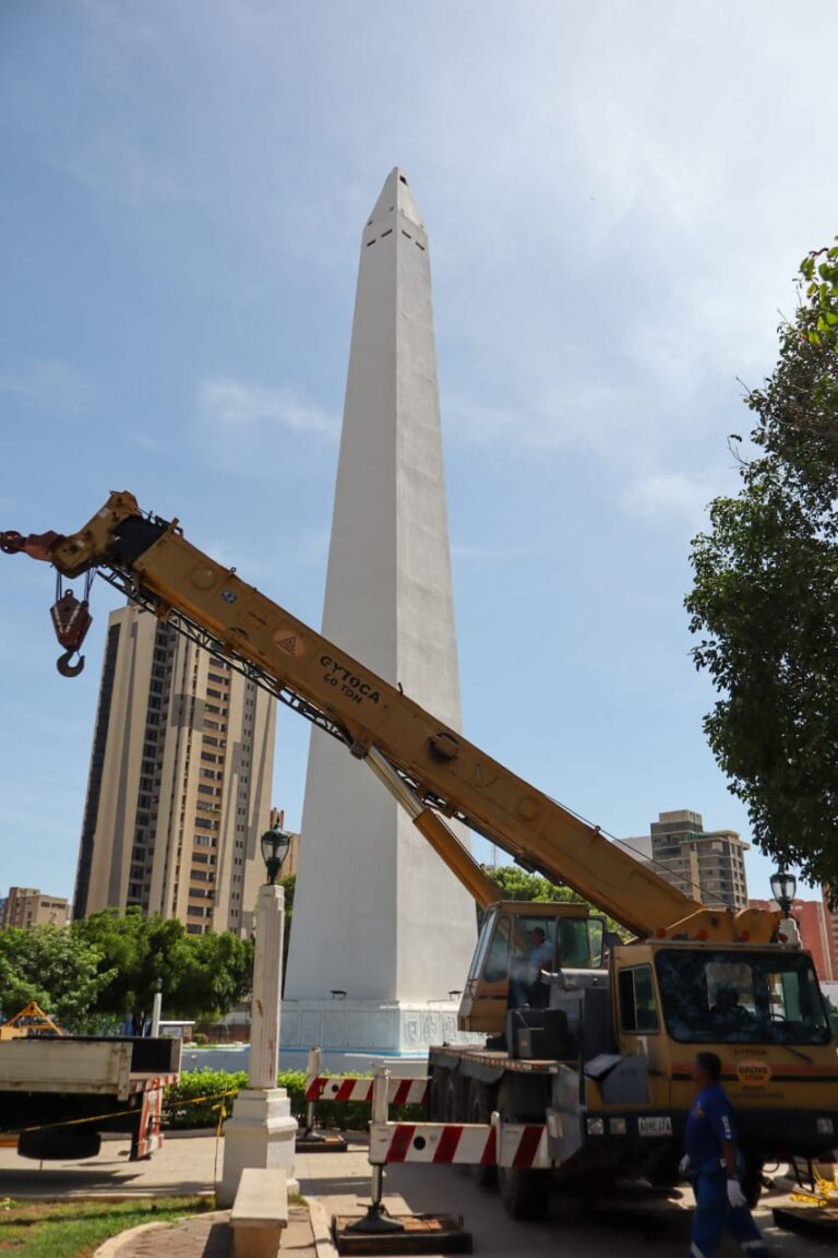 Alcaldía inició restauración del Obelisco de la Plaza de la República