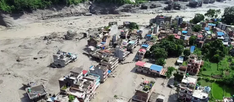 Nepal y China buscan a casi 1.400 desaparecidos tras riadas