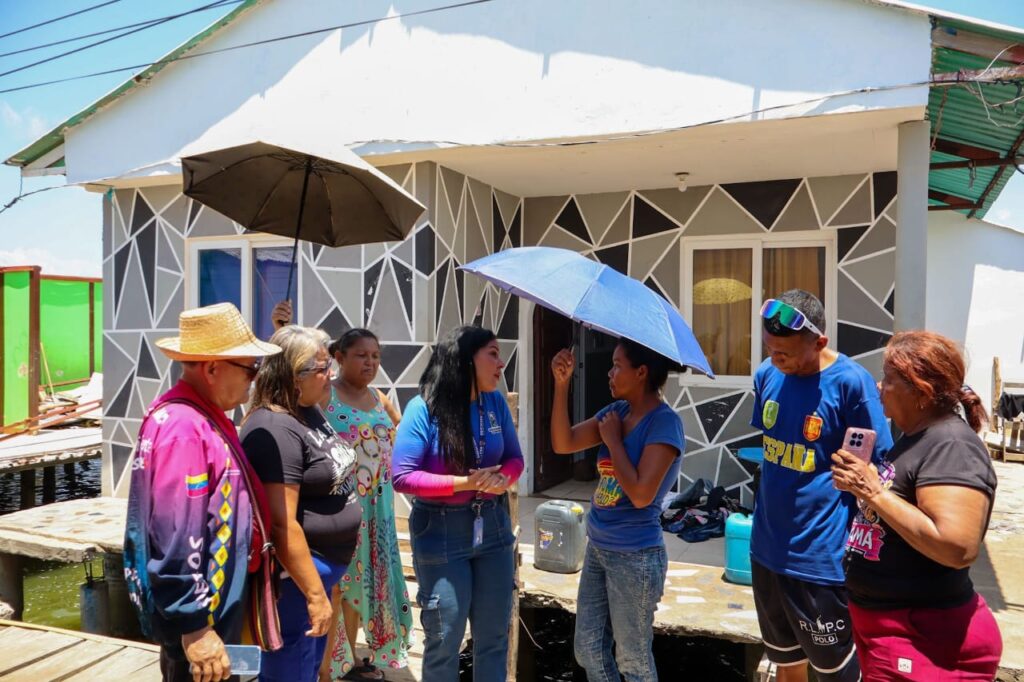Alcaldía de Maracaibo sustituye techos a familias afectadas por Onda Tropical