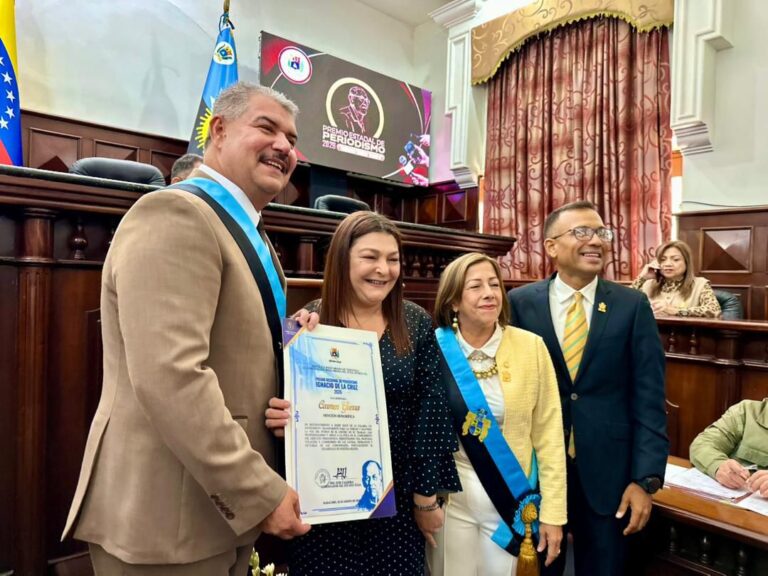 Gobernador Luis Caldera entrega el premio regional de Periodismo