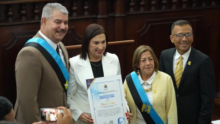 La profesora Elizabeth Valero triunfa en el Premio Regional de Periodismo 2026 con su obra Oratoria, el poder de la palabra