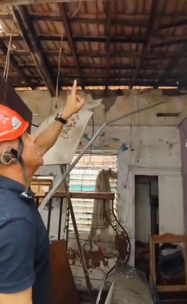 Bomberos y Seguridad atendieron a familia en Veritas que la lluvia le desprendió el techo