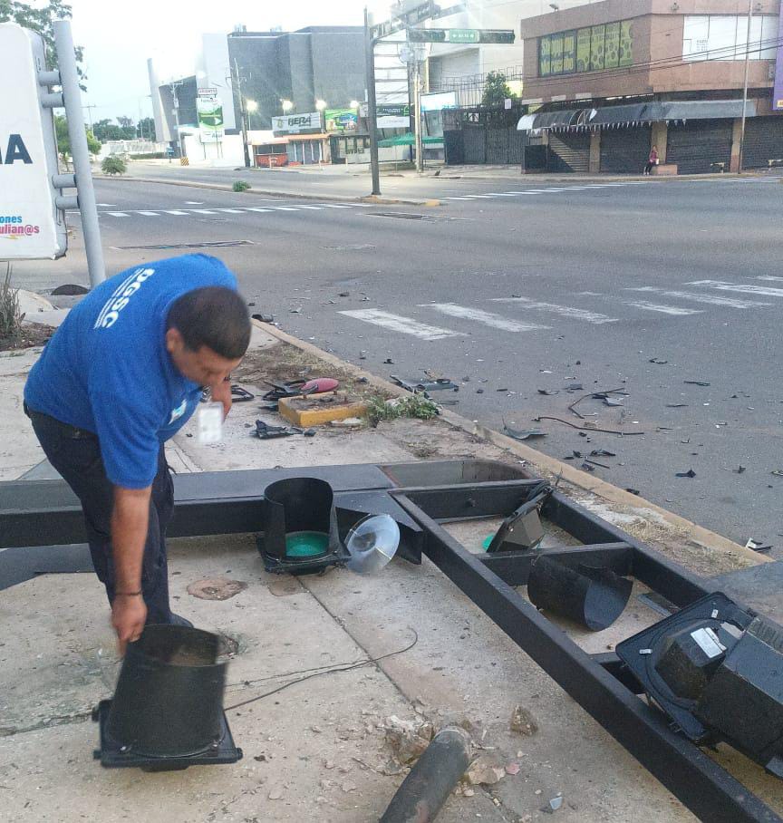 Imtcuma sustituyó semáforo derribado por choque de vehículos en Avenida La Limpia