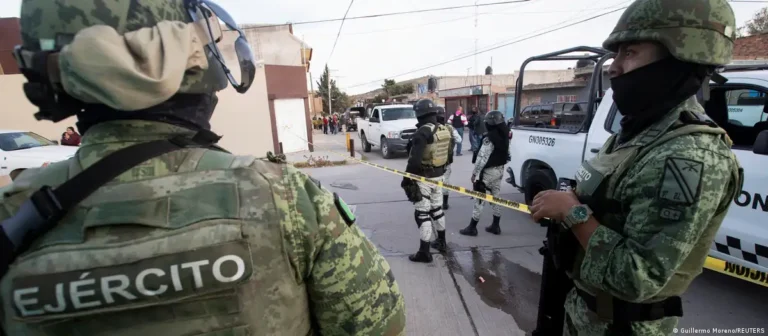 Estalla coche bomba frente a estación de policía en México