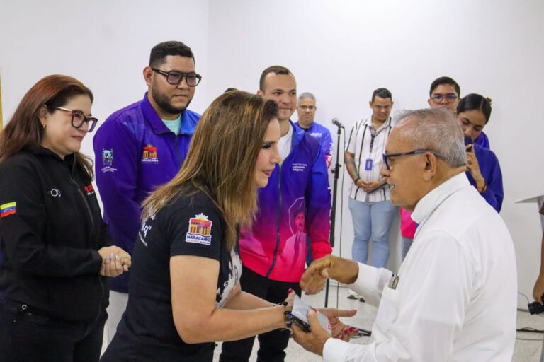 Alcaldía de Maracaibo entregó lentes correctivos a sacerdotes a través del Programa Santa Lucía