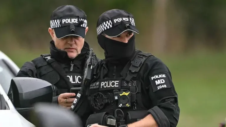 Arrestan a 5 sospechosos de preparar un acto terrorista tras "incidente grave" cerca de una base aérea británica que usa el ejército de EEUU