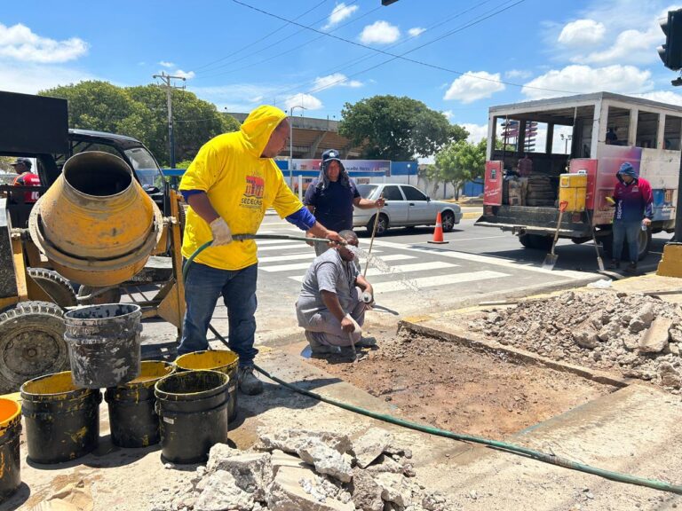 A paso acelerado marcha el paso peatonal frente a Urbe