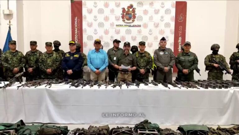 Abelardo de la Espriella exhibió los cadáveres y caminó entre ellos para anunciar la operación Azarías