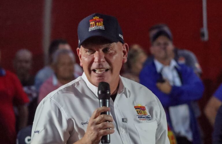 Alcalde Di Martino entregó certificados de bienhechurías a 172 comerciantes de La Curva de Molina
