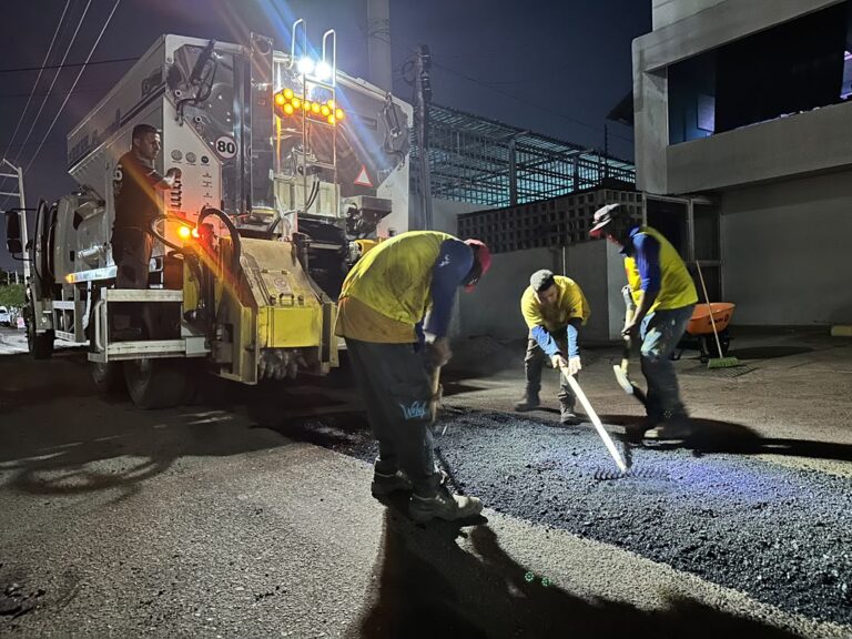 Alcaldía de Maracaibo contrata máquina de bacheo que escarifica y asfalta