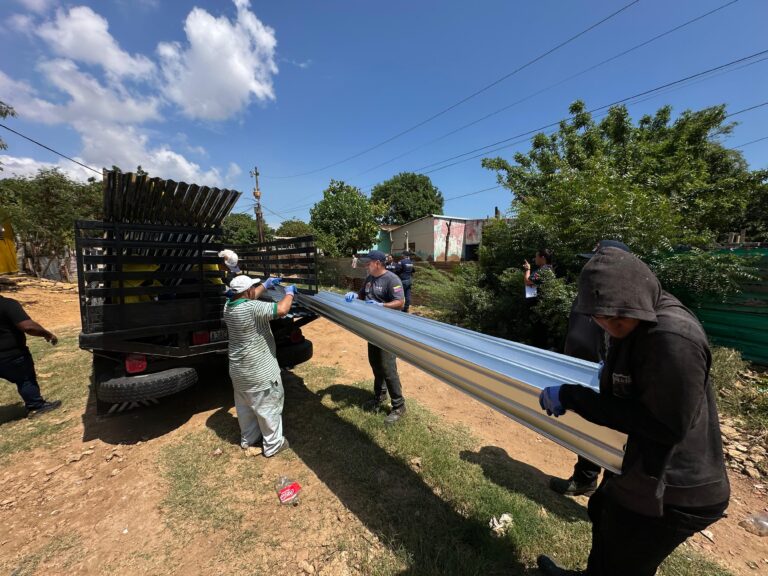Alcaldía de Maracaibo reemplaza techos a casas en Santa Rosa de Agua afectadas por la tormenta