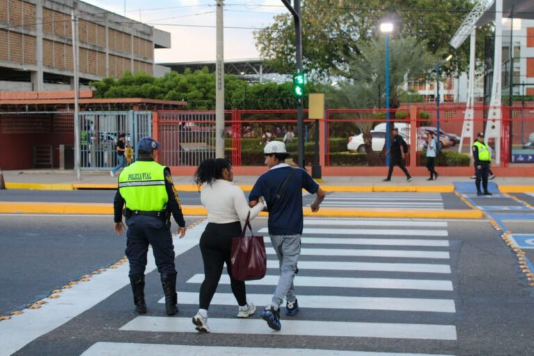 Alcaldía de Maracaibo rehabilitó estación de Polimaracaibo y paso peatonal frente a URBE