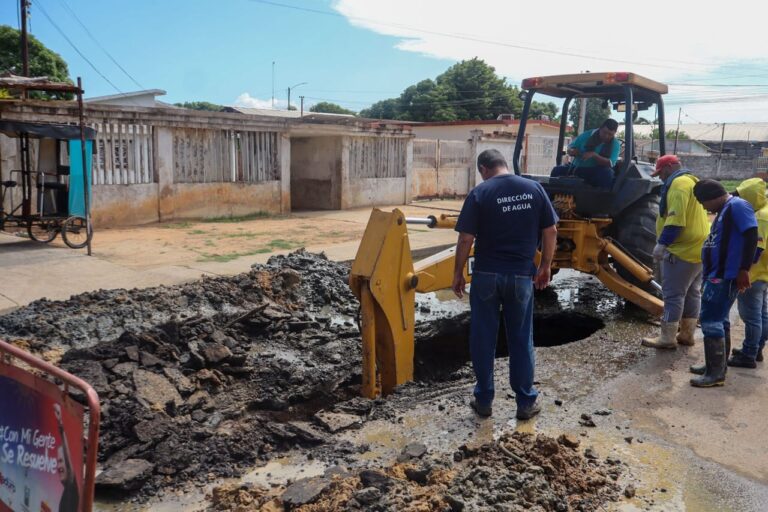 Alcaldía de Maracaibo sustituye colector en Barrio Raúl Leoni en beneficio de 80 familias