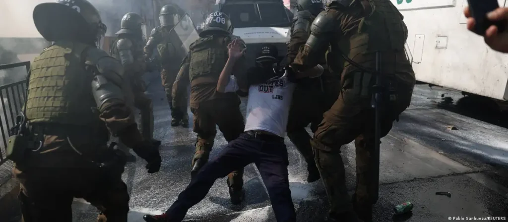 Casi 300 detenidos en Chile durante aniversario del golpe