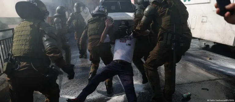 Casi 300 detenidos en Chile durante aniversario del golpe