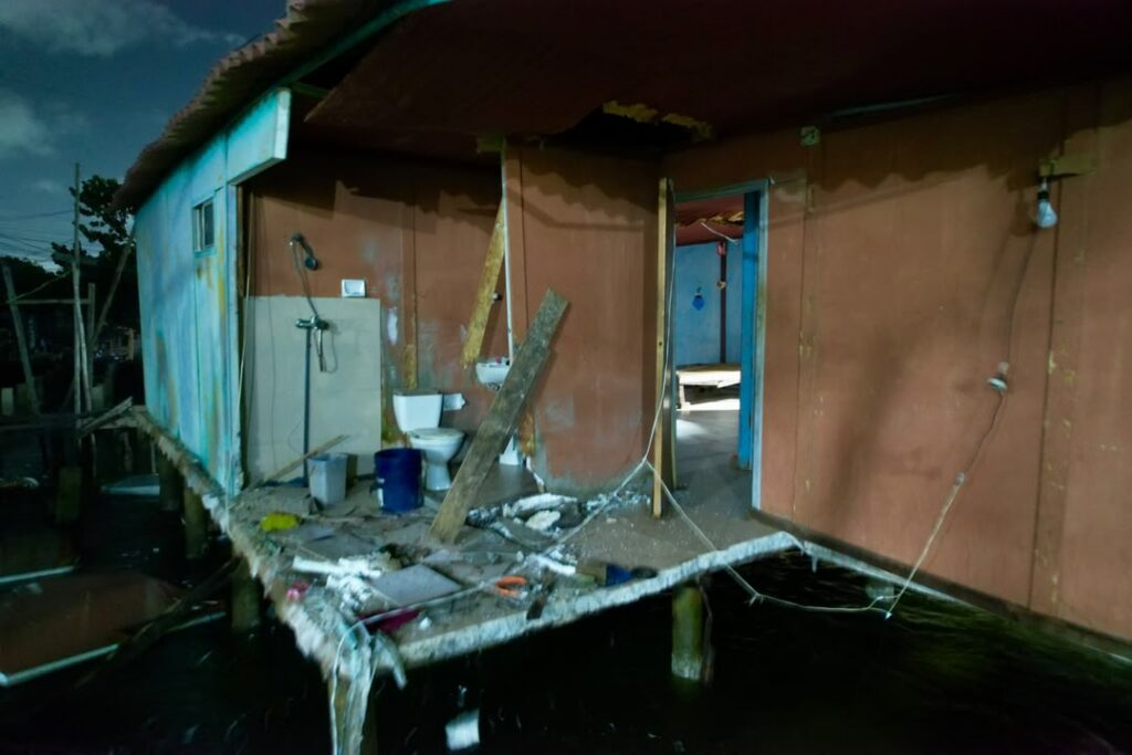 Colapso de vivienda en Santa Rosa de Agua deja tres adultos mayores lesionados