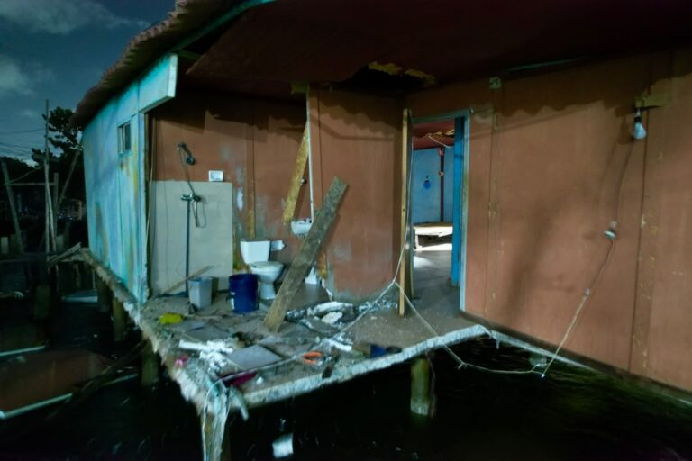 Colapso de vivienda en Santa Rosa de Agua deja tres adultos mayores lesionados
