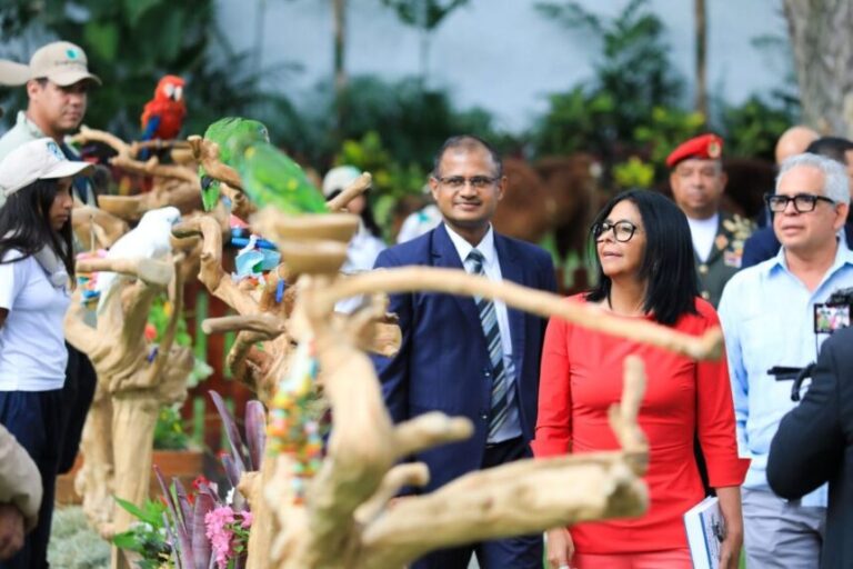 Delcy Rodríguez firma acuerdo con la India para repotenciar los zoológicos del país