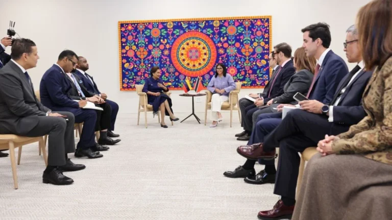 Delcy Rodríguez se reunió en Nueva York con la primera ministra de Trinidad y Tobago