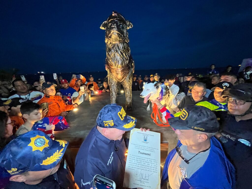 ‎Alcalde Di Martino develó monumento en honor a Tsunami en la Vereda del Lago