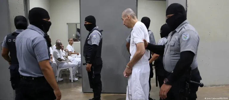 El Salvador dicta primera condena a prisión perpetua