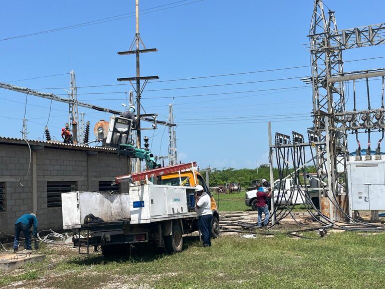 Fuerza trabajadora de CORPOELEC atiende eventualidad en la subestación eléctrica Federación en Zulia