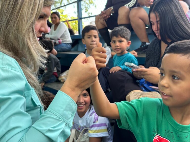 Gobernación del Zulia despliega Feria Escolar para expender útiles a precios solidarios y brindar atención médica pediátrica