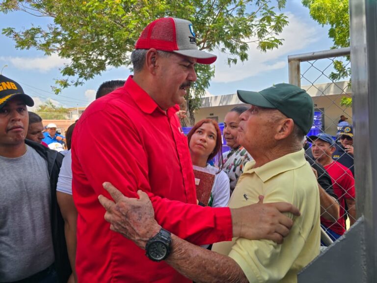 Gobernador Luis Caldera entrega 500 tanques de agua a Comuna Hugo Chávez en San Francisco