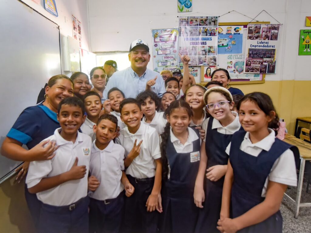 Gobernador Luis Caldera inspecciona trabajos de rehabilitación de la Escuela Básica Estadal Marco Tulio Andrade, en Maracaibo