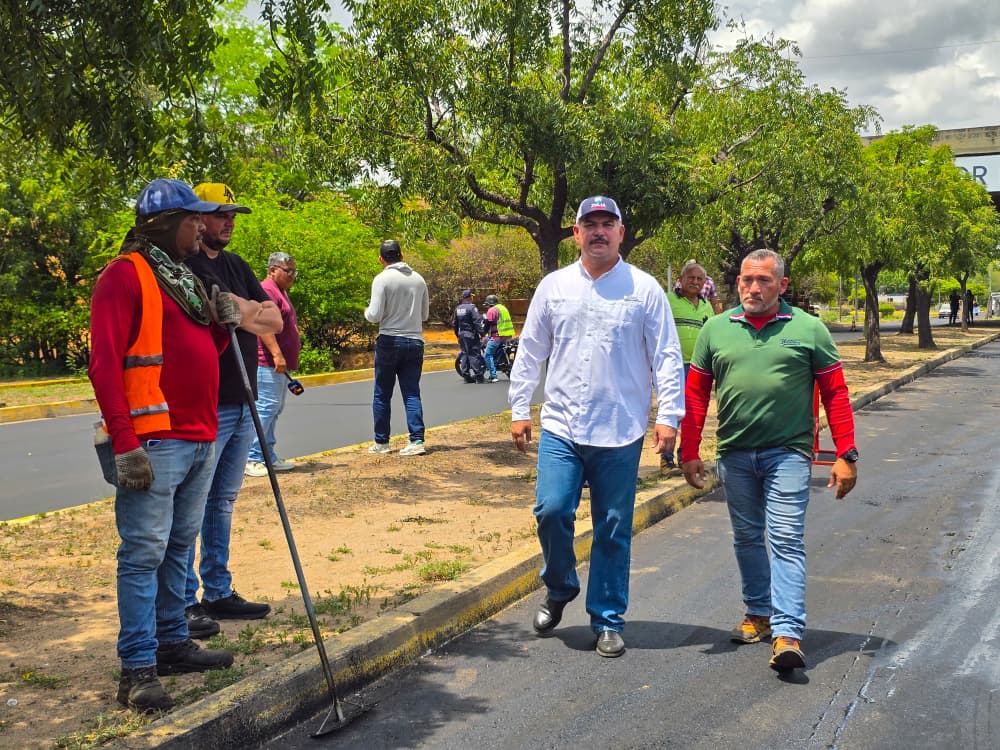 Gobernador Luis Caldera supervisa inicio del Plan de Asfaltado en 4 kilómetros entre Maracaibo y San Francisco