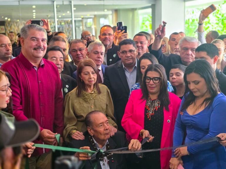 Gobernador acompaña la Expo Internacional de Petróleo, Industria y Comercio