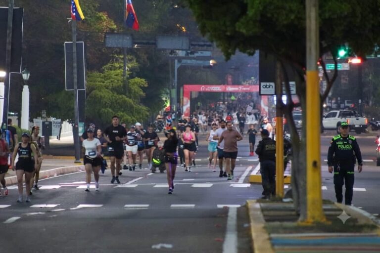 La Ciclovía y el Alkosto Run & Music Fest reunieron a cientos de corredores en una mañana deportiva