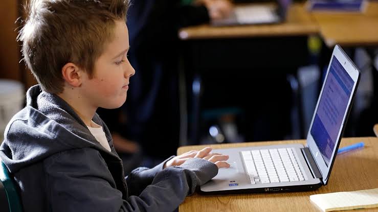 La UE propone limitar el uso infantil de Internet