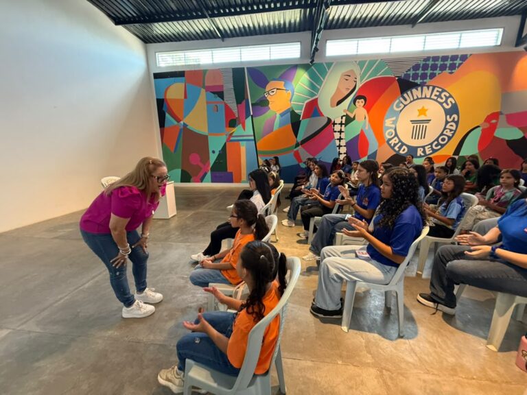 La gaitera Nelly Ávila sostuvo un emotivo encuentro con las niñas de las escuelas de gaita del IMGRA