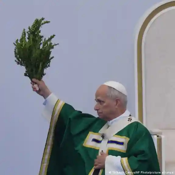 Papa León se reúne con víctimas de abusos en la iglesia francesa