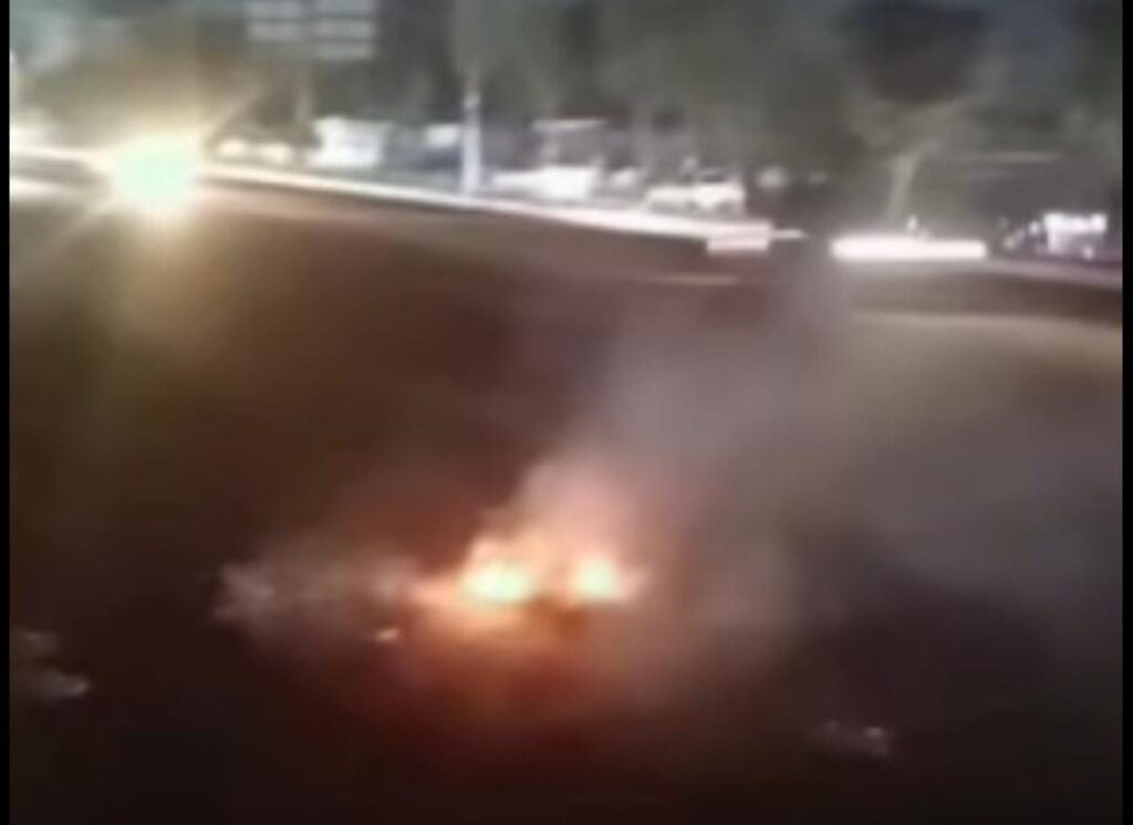 Protesta por fallas eléctricas termina con quema de neumáticos en la autopista 1 de Maracaibo