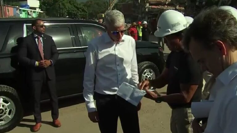Secretario de Energía estadounidense e ingeniero Kit Miyamoto inspeccionan zonas afectadas por los terremotos en La Guaira