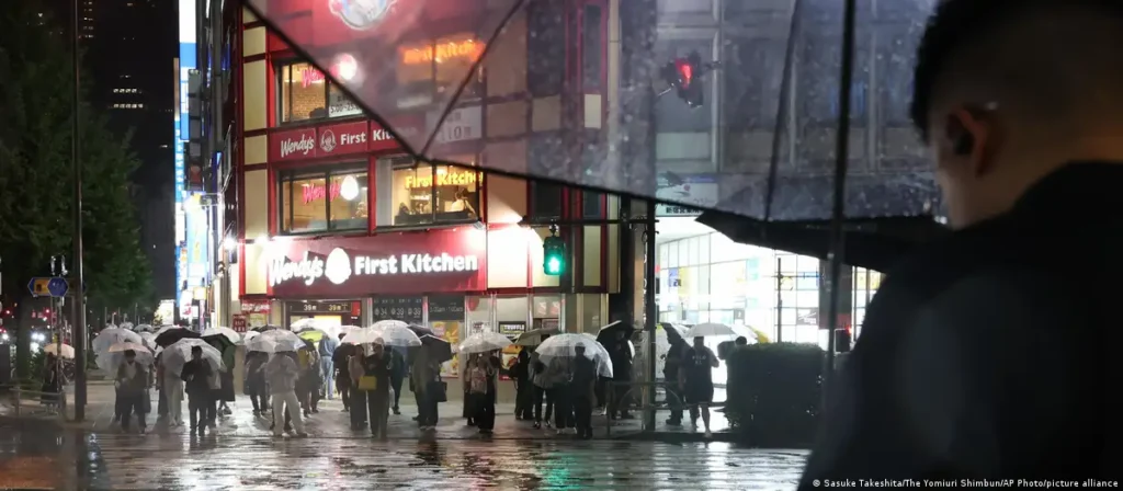 Tifón Dujuan avanza al sur de Japón