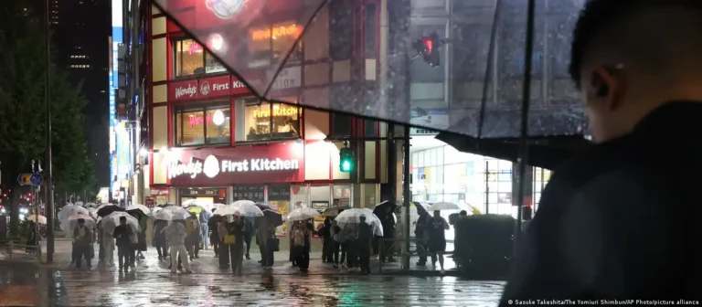 Tifón Dujuan avanza al sur de Japón