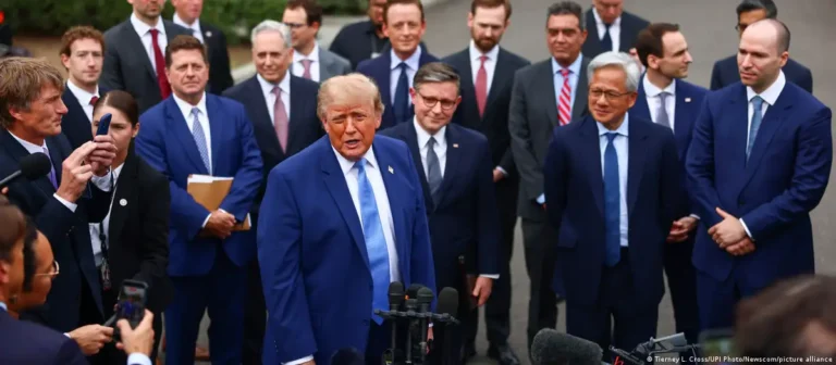 Trump: Las empresas de IA aceptan "autorregularse"
