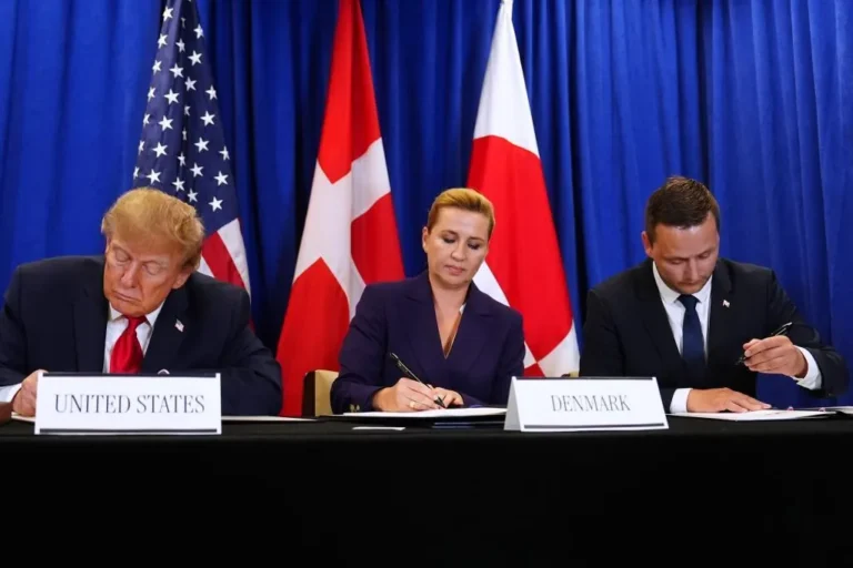 Trump firma el acuerdo que permitirá abrir dos bases de EEUU en el sur y el este de Groenlandia