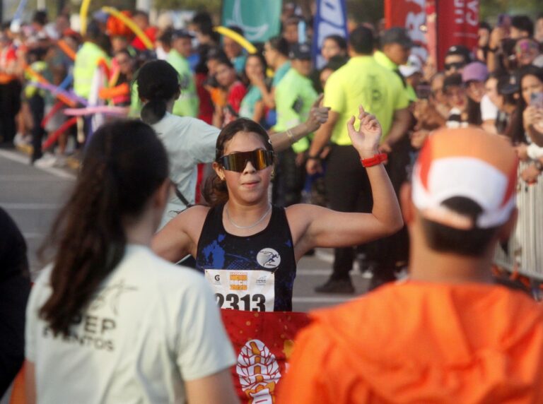 Una marea naranja de 2.500 corredores en la ciclovía revivió la Maracaibo Rock 10K