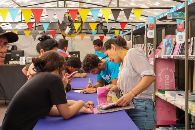 Familias marabinas aprovechan descuentos de la Feria Escolar de la Alcaldía Bolivariana de Maracaibo